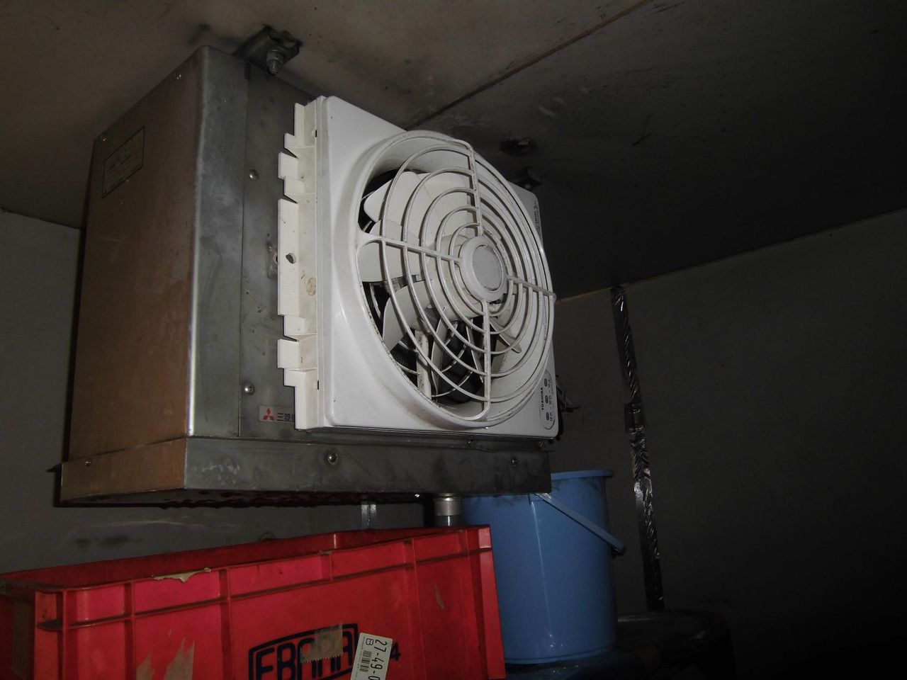 プレハブ冷蔵庫庫内ファン交換 お祭好きの電気屋 岡電のブログ