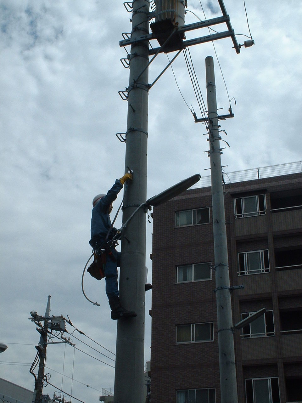 昇降柱訓練 : お祭好きの電気屋・岡電のブログ