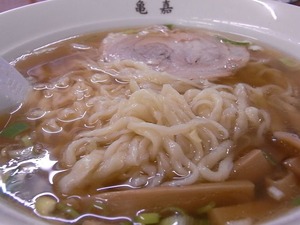 亀嘉のラーメン斜めから
