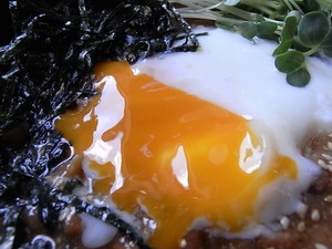加須うどんよしもと 肉みそうどんの半熟たまご割った後