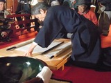 本堂でそば打ち2
