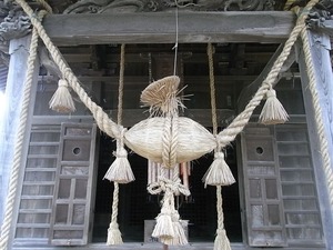 山居倉庫 酒田夢の倶楽 黒壁の倉庫群の倉庫鎮守の神 三居稲荷神社の注連縄