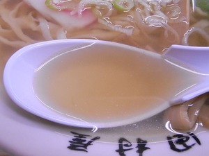 スープをれんげですくったところ