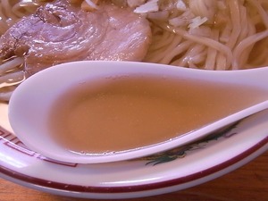 佐野ラーメン叶屋のスープをすくったところ