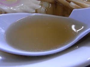 佐野ラーメン押山のラーメンのスープをレンゲですくったところ