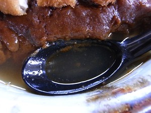 民宿食堂おふくろのカツカレーミックスラーメンスープをすくったところ