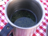 つゆ茶にお湯を注ぐ