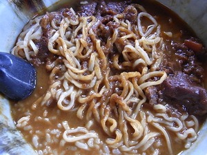 民宿食堂おふくろのカツカレーミックスラーメンのとんかつを食べ終えたところ