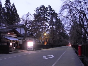 人通りも少ない夕暮れの角館武家屋敷通りと咲いていないしだれ桜1