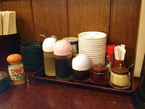 青竹手打ちラーメン桐生宿のテーブル調味料
