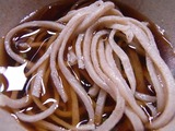 そばをつゆに浸したところ