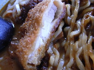 民宿食堂おふくろのカツカレーミックスラーメンのとんかつ1切れ
