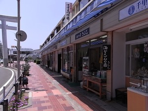 鳥羽駅前商店街サザエストリートの店の並び