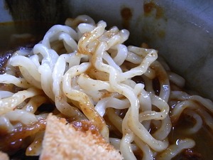 民宿食堂おふくろのカツカレーミックスラーメンの麺