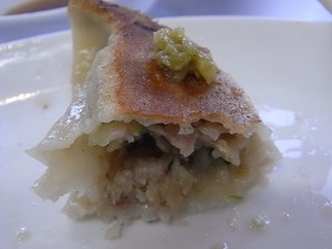 柚子こしょうをのせた半分の餃子