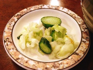 青竹手打ちラーメン桐生宿の肉丼のおしんこ