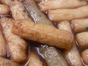 つゆに浸った田舎あられのアップ