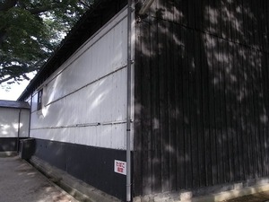 山居倉庫 酒田夢の倶楽 黒壁の倉庫群の倉庫側面と正面を見る