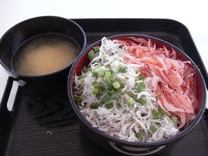 生桜えびと釜揚げしらす 勝手に2色丼