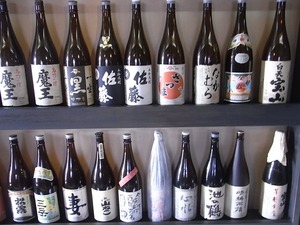 焼酎の瓶の棚