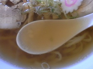 佐野ラーメン 大和のスープをすくったところ