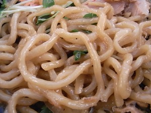鶏そばや竜神洞まぜそばにザクロ酢をかけたところ