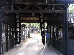 山居倉庫 酒田夢の倶楽 黒壁の倉庫群の倉庫鎮守の神 三居稲荷神社参道
