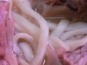 ソーキそばの麺アップ