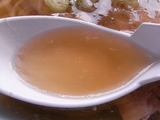 佐野ラーメン岳乃屋のスープをレンゲですくったところ
