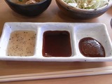 タレを小皿に入れる