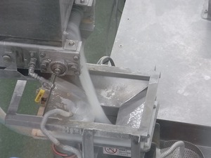 しらたき製造室 滝のように落ちていくしらたき