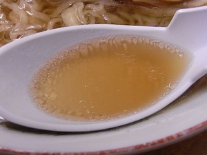 佐野ラーメン岡崎麺のれんげでスープをすくったところ