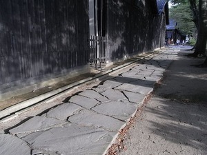 山居倉庫 酒田夢の倶楽 黒壁の倉庫群前の石畳アップ