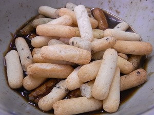 残りの田舎あられを丼に投入した様子