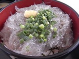 豪快に盛られた生しらす