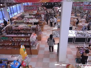 富岡製糸場近くの新名所 こんにゃくパーク2階に向かう途中で見えるおみやげコーナー