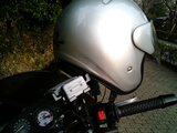 バイク用ETCとヘルメットが当たる