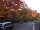 路肩にクルマを停めて紅葉撮影2