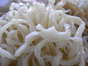 佐野ラーメン押山のラーメンの麺アップ