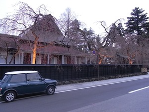 角館伝承館のしだれ桜ライトアップもまだ咲いていない状態を左から