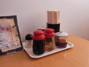 佐野ラーメン匠屋テーブル備えつけの調味料