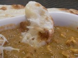 カレーにナンをつけてるところ