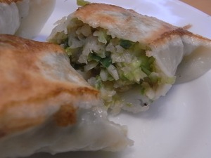 佐野ラーメン らーめん大金の大きい餃子を半分に切ったところ