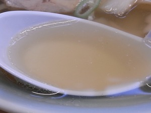 佐野ラーメン らーめん大金 ラーメンのスープをすくったところ