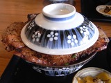 フタからはみ出る豚肉