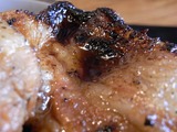黒く焦げている豚肉のアップ2