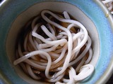 そばをつゆにつけたところ