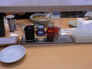 佐野ラーメン らーめん大金 新店舗のテーブル調味料