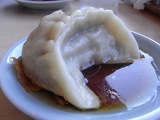 永華の餃子をタレに浸した姿