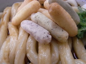 伊勢じまんのあられを伊勢うどんに入れたところのアップ